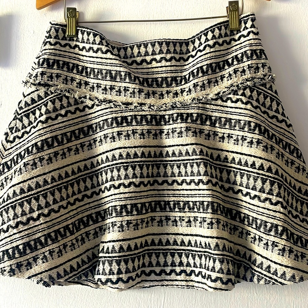 Banana republic black and cream mini a-line skirt with exposed zipper on back